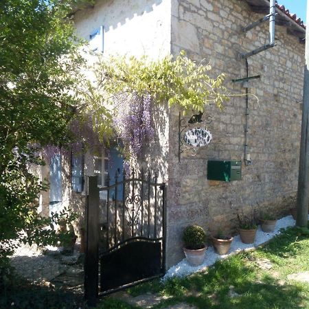 Chat Noir Gite Et Chambre D'Hotes Genouille  Exterior foto