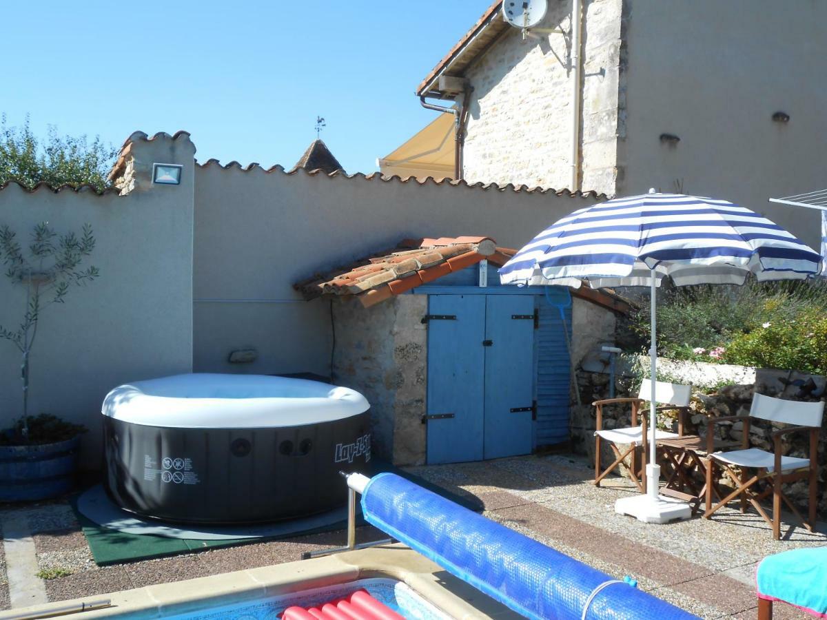Chat Noir Gite Et Chambre D'Hotes Genouille  Exterior foto