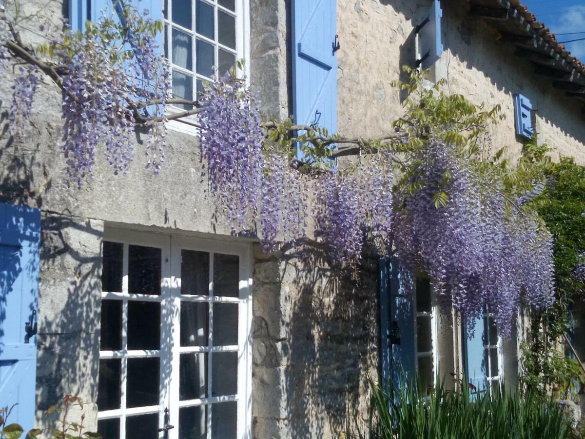 Chat Noir Gite Et Chambre D'Hotes Genouille  Exterior foto